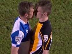 В Англии футболист поцеловал соперника для… разрядки ситуации